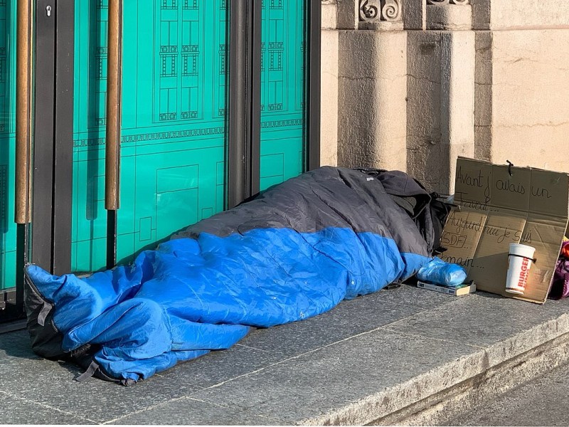 LA SITUATION ENCORE AGGRAVÉE DES SANS ABRIS À PARIS – JAMAIS LA FRANCE AURA ÉTÉ À CE POINT ÉLOIGNÉE DU «&nbsp;ZÉRO SANS ABRI DANS LA&nbsp;RUE&nbsp;»