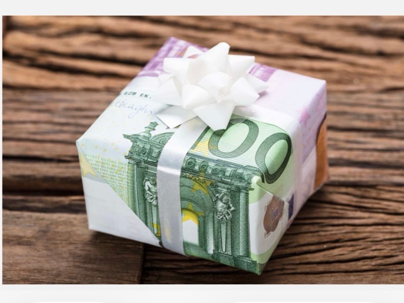 Don manuel ou présent d’usage&nbsp;: Quels enjeux juridiques et fiscaux&nbsp;?