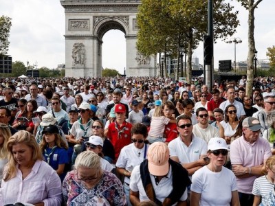 MAJ 1 – LA VISITE DU PAPE ET LA FERVEUR CATHOLIQUE CARICATURÉES ET MOQUÉES DANS LES&nbsp;MÉDIAS
